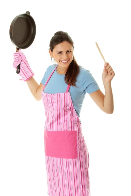 Foto portret van een glimlachende vrouw met een pan en een houten lepel op een witte achtergrond