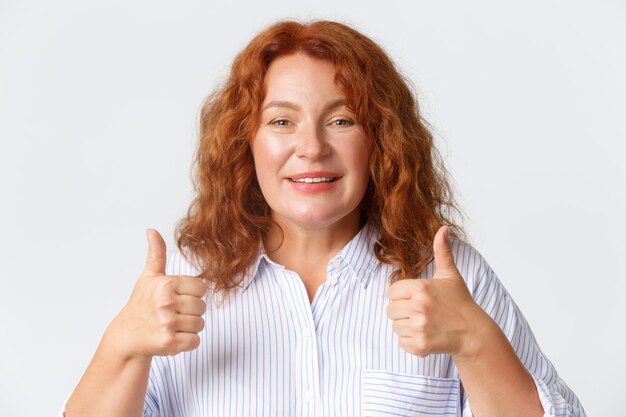 Foto portret van een glimlachende vrouw op een witte achtergrond