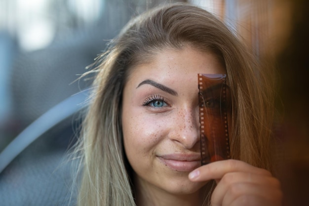 Foto portret van een glimlachende vrouw