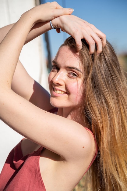 Foto portret van een glimlachende vrouw