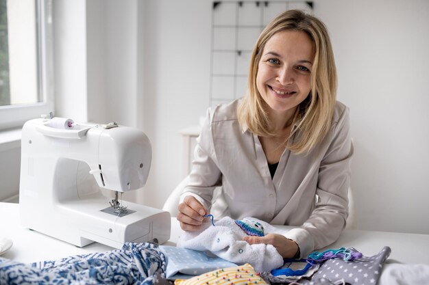 Portret van een glimlachende werkende vrouw