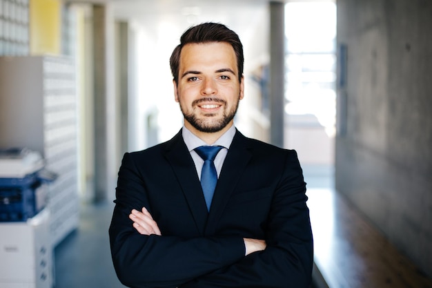 Foto portret van een glimlachende zakenman