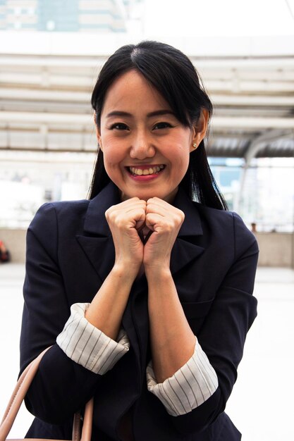 Foto portret van een glimlachende zakenvrouw die buiten staat