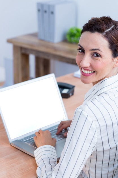 portret van een glimlachende zakenvrouw met behulp van laptop