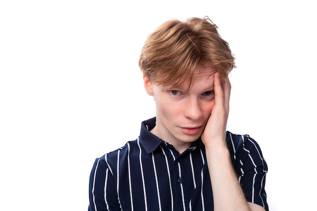 Portret van een goed verzorgde knappe europese blonde man in een blauwe polo