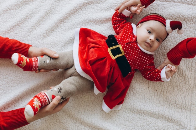 Portret van een grappig klein babymeisje in kerstkleding