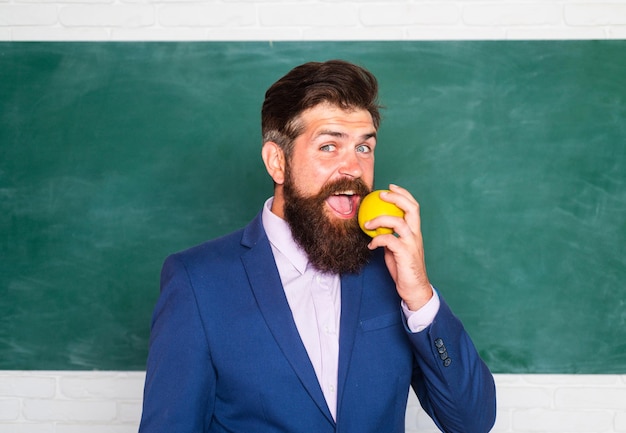 Portret van een grappige leraar of professor in de buurt van blackboard die denkt aan een serieuze volwassen leraar volwassen prof