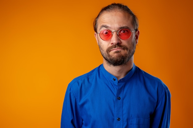 Portret van een grappige nerd-man in glazen