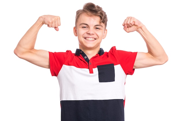 Portret van een grappige tienerjongen stak zijn handen op en toont biceps geïsoleerd op een witte achtergrond