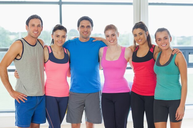 Portret van een groep fitnessklasse bij oefeningsruimte