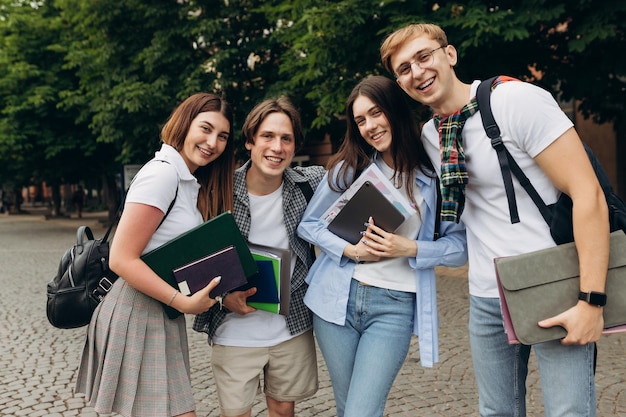 Portret van een groep gelukkige studenten op straat Het concept van hbo-opleiding