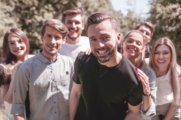 Portret van een groep vrienden buitenshuis