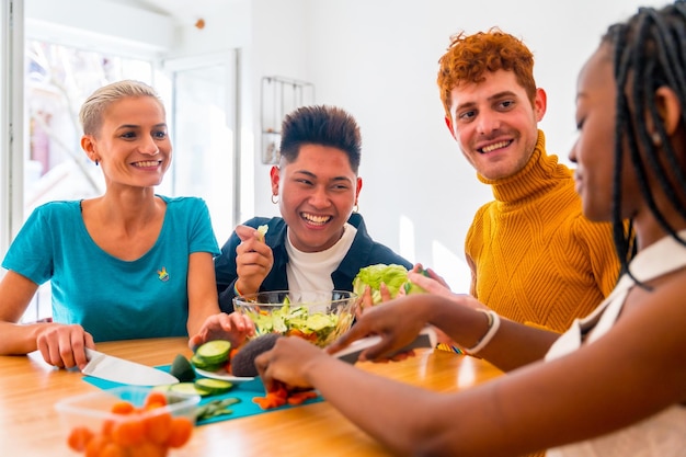 Portret van een groep vrienden die vegetarisch eten bereiden De salade bereiden en plezier maken