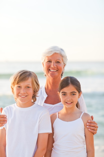 Portret van een grootmoeder met hun kleinkinderen