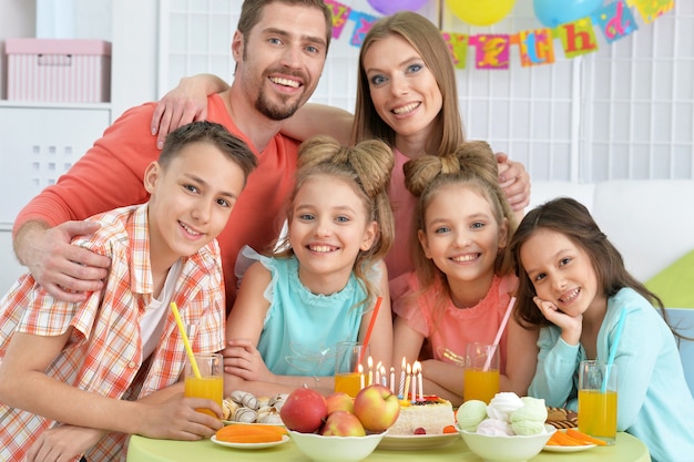 Portret van een grote gelukkige familie op verjaardagsfeestje