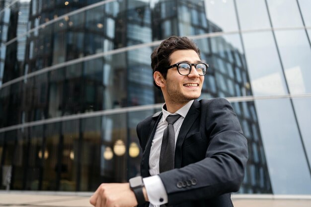 Portret van een haastige manager die graag elke dag in een nieuw kantoor gaat werken