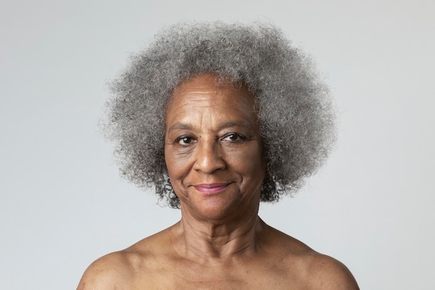 Portret van een halfnaakte senior Afro-Amerikaanse vrouw