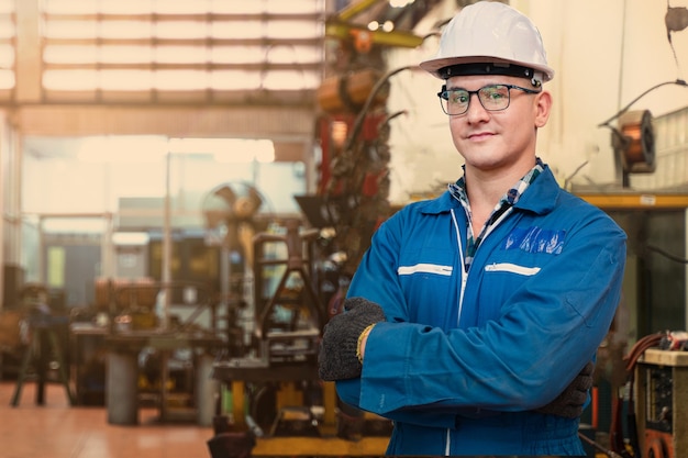 Portret van een handarbeider staat met vertrouwen in een blauwe werkpakjurk