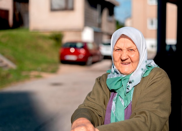 Foto portret van een heel oude moslimvrouw buiten