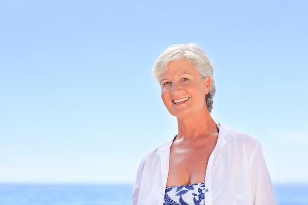 Portret van een hogere vrouw op het strand