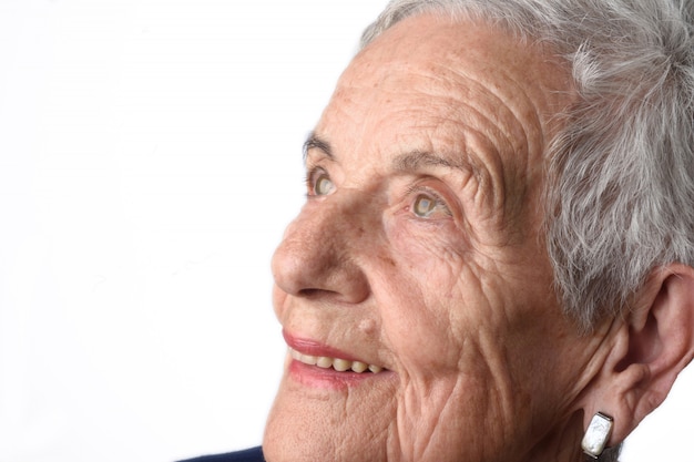 Portret van een hogere vrouw op witte achtergrond