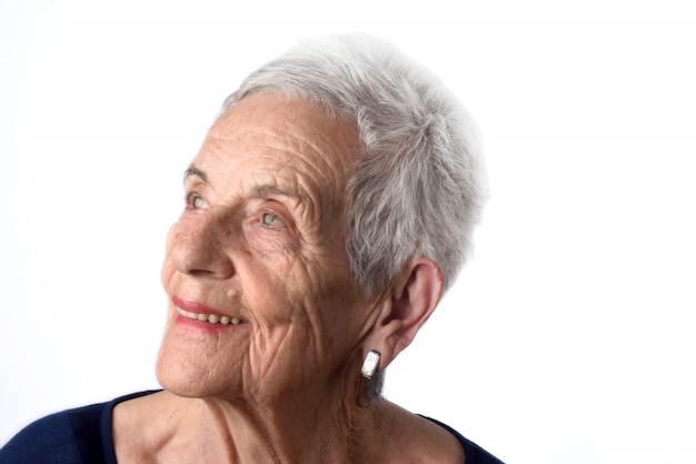 Portret van een hogere vrouw op witte achtergrond