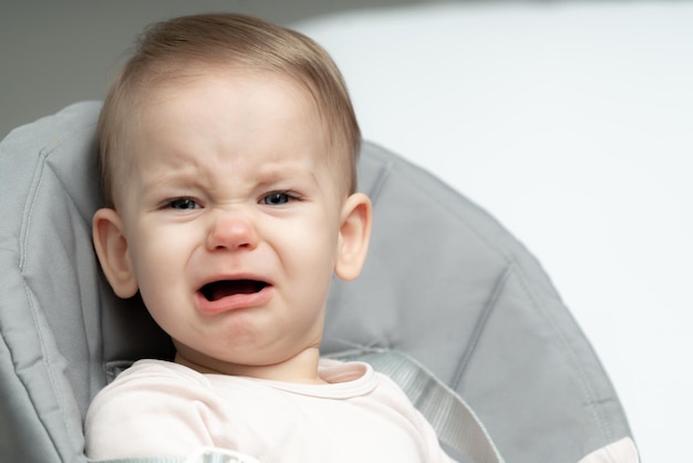 Foto portret van een huilende peuter die overstuur is omdat hij hongerig en moe is