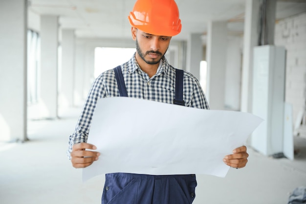 Portret van een Indiase ingenieur die voor de camera poseert