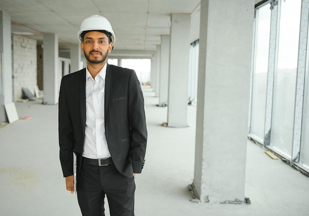 Portret van een Indiase ingenieur die voor de camera poseert