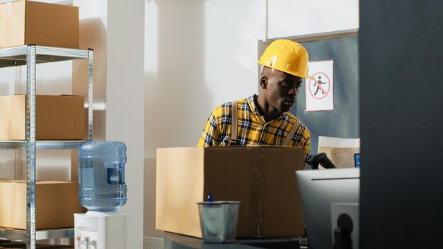 Foto portret van een ingenieur die in een werkplaats werkt