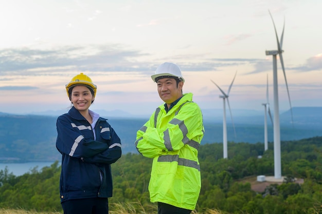 Portret van een ingenieur staat in een veld met een beschermende helm