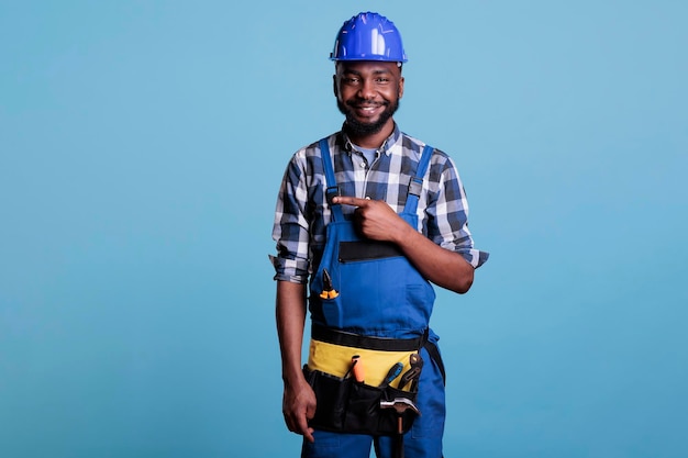 Foto portret van een ingenieur tegen een blauwe achtergrond