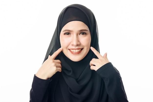 Portret van een islamitisch vrouwmodel dat lacht en zich voordeed op een witte geïsoleerde achtergrond