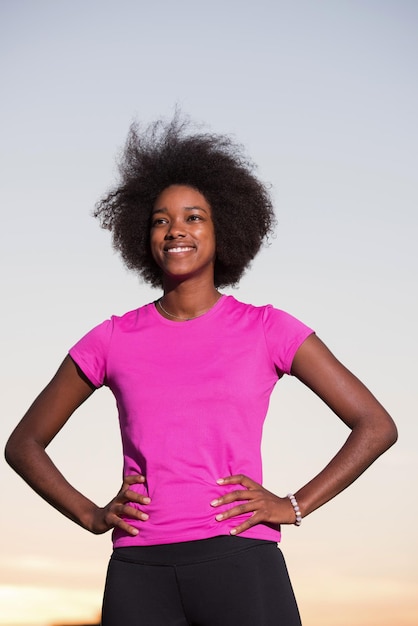 portret van een jong Afro-Amerikaans meisje dat een mooie zomeravond door de straten van de stad rent