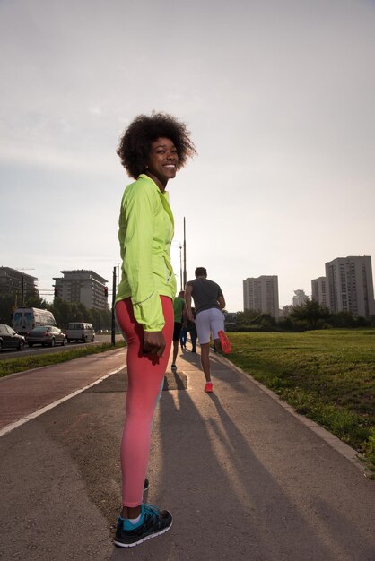 portret van een jong Afro-Amerikaans meisje om mooie zomerochtend door de straten van de stad te rennen