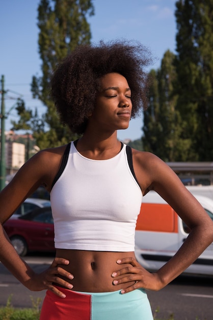 portret van een jong Afro-Amerikaans meisje om mooie zomerochtend door de straten van de stad te rennen