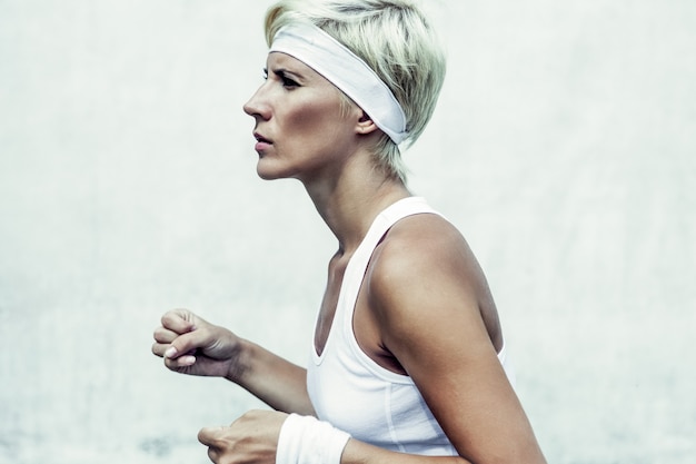 Foto portret van een jong atletisch meisje dat rent