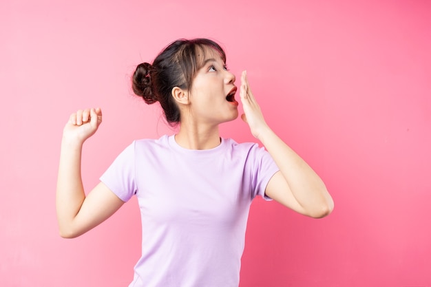 Portret van een jong Aziatisch meisje op roze background