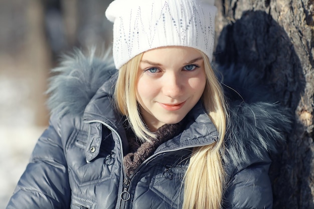 portret van een jong blond meisje in het winterbos in het park