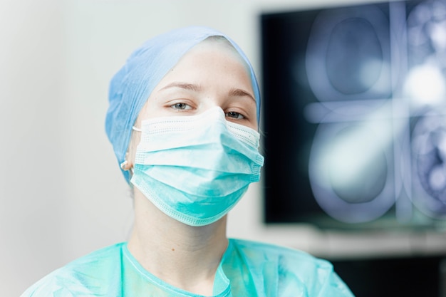 Portret van een jong doktersmeisje in uniform en masker