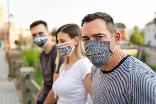 Portret van een jong echtpaar buiten