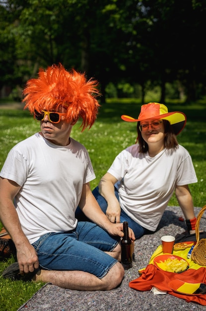 Portret van een jong echtpaar dat de dag van België viert