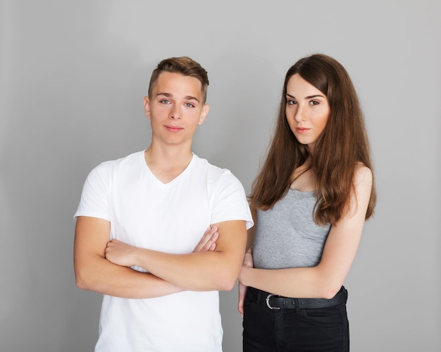Portret van een jong echtpaar tegen een grijze achtergrond