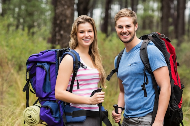 Portret van een jong gelukkig wandelaarspaar