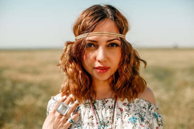 Portret van een jong hippiemeisje op een tarwegebied