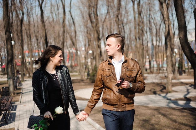 Portret van een jong koppel in liefde in een park