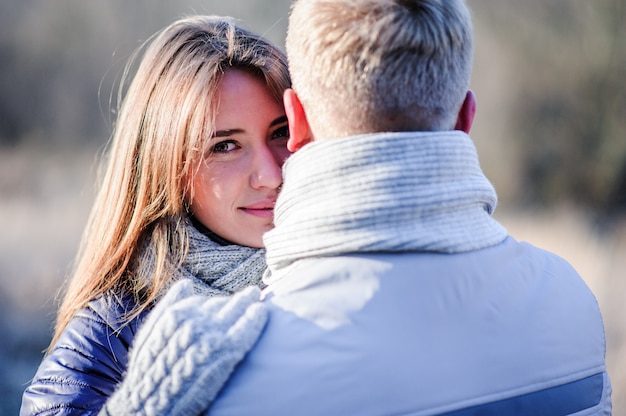 Portret van een jong koppel in liefde met teddybeer in winter forest