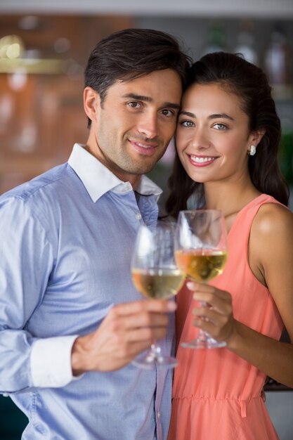 Portret van een jong koppel met een glas wijn