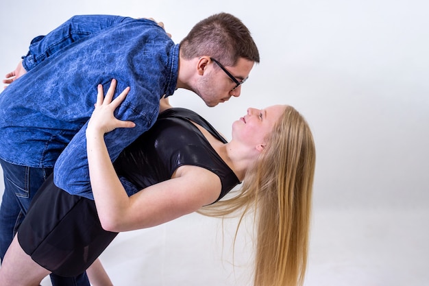 Foto portret van een jong koppel op een witte achtergrond