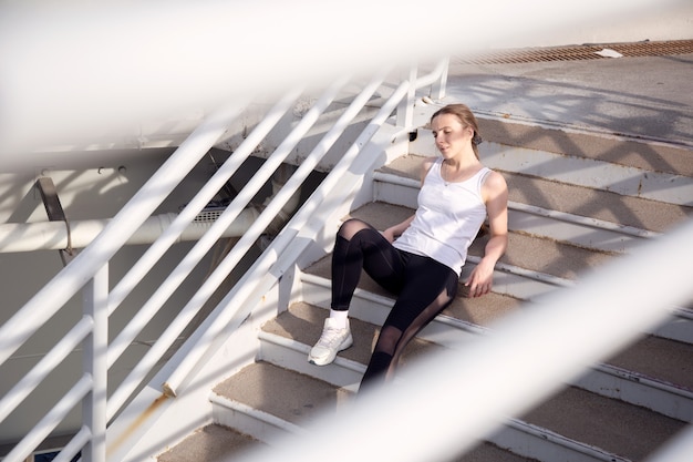 Portret van een jong meisje dat rust na het joggen